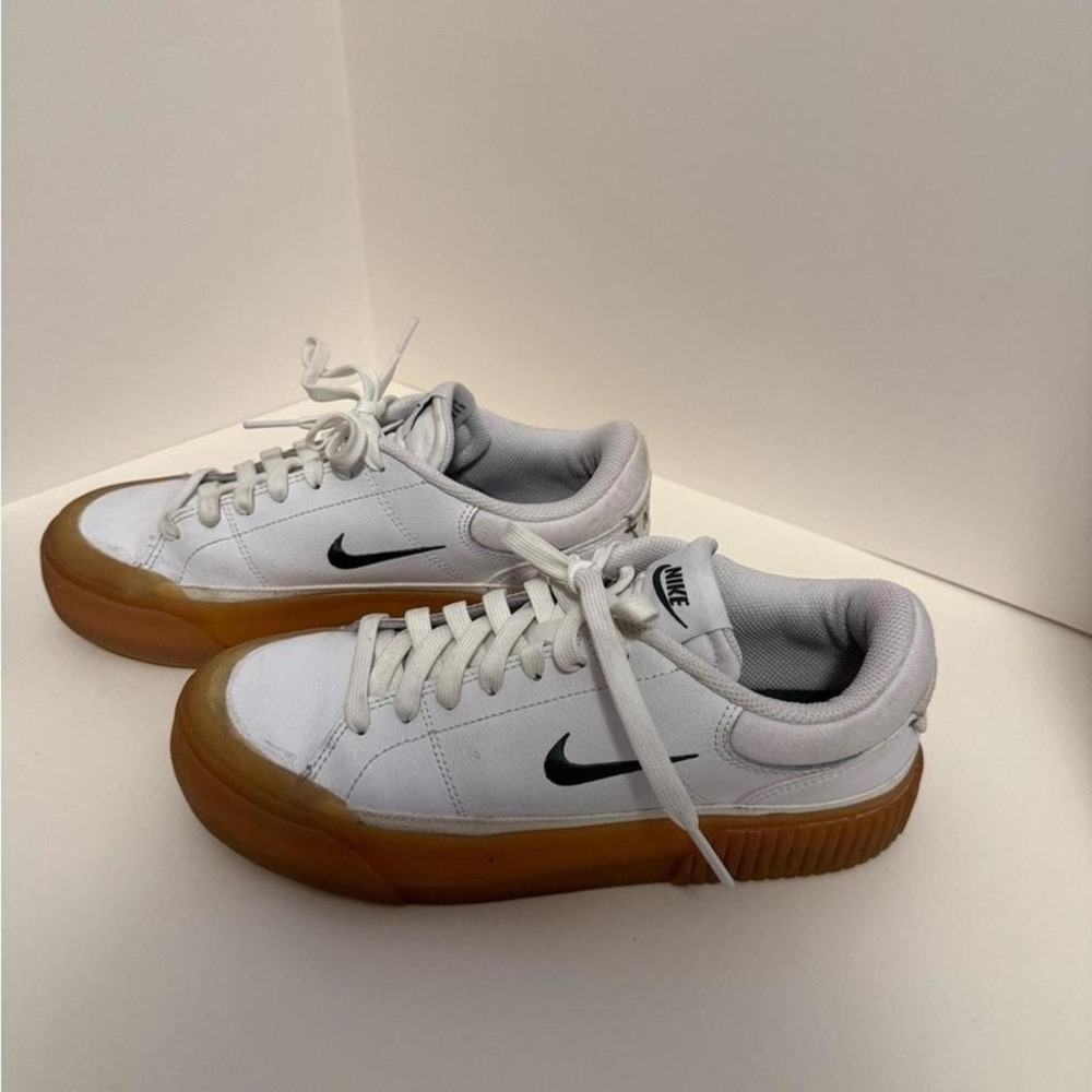 Like New Clean Classic Nike Court Royale AC sneakers, green swoosh.